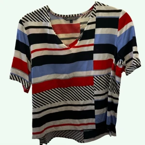 Tommy Hilfiger T-shirt  - Tommy hilfiger tshirt i storlek 2 men skulle säga att den passar xs-s  DM:a vid frågor!