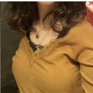 spetströja - fin tröja med spets som inte används, svår färg att beskriva, typ brun/orange❤️