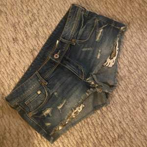 Sjukt snygga sommar jeansshorts som tyvärr är för stora för mig😢40-42 cm i midjan och 58-60 rund hela låret💞 Meddela innan ni trycker på köp nu🙏