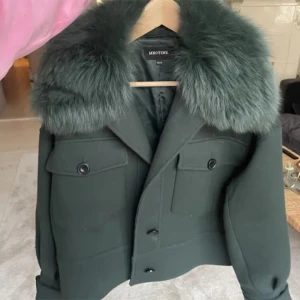 Meotine jacka/kappa - Säljer denna meotine jacka i storlek s/m! I mycket fint skick och sissta bilden ser man vid kragen som är en liten defekt! Men syns knappt om man jag pälsen på!❣️ tryck gärna på köp nu❣️obs: första bilden är lånad❣️