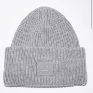 Acne mössa - Säljer min ljus grå acne mössa. Jag har en mörkgrå också ifall så önsks och kan fixa paket pris💞den är använd fåtal gånger. Skriv för egen tagna bilder eller andra funderingar 