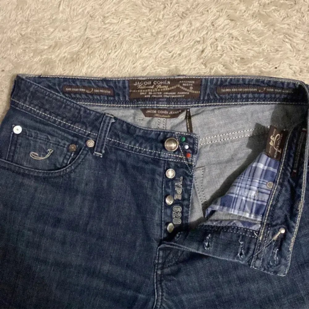 Jäkligt snygga Jacob Cohën jeans i bra skick. Storlek 34 i modellen 620, vilket är en lite mer straightfit modell. Nypris på CareofCarl är 5399 kr. Pris 1599 kr. Jeans & Byxor.