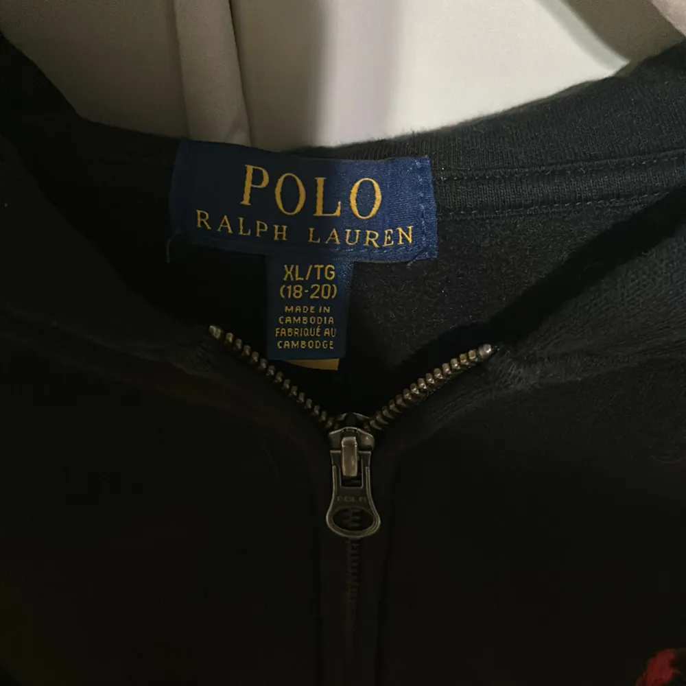 Säljer denna Ralph lauren hoodie i toppen skick. Storleken är xl men sitter egentligen som medium. Använd ett antal gånger men inte mycket.. Hoodies.
