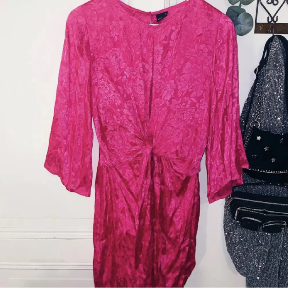 Skitsnygg rosa klänning från GinaTricot! Silkes💖 har en ”öppning” vid bysten. Klänningar.