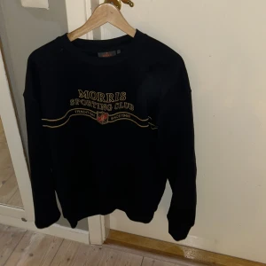 Morris sweatshirt - Säljer nu en snygg Morris tröja, i Storlek S tröjan är i jätte fint skick inga skavanker då den nästan aldrig har används.