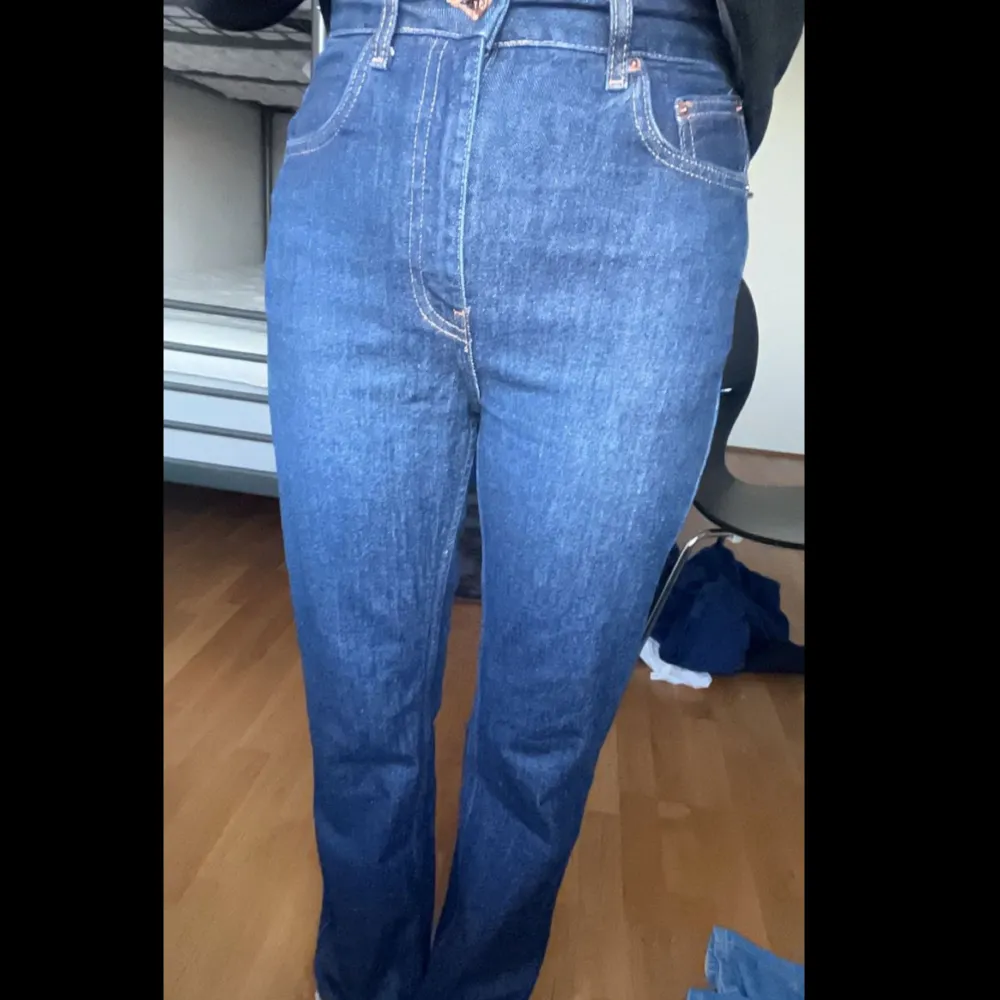  Ett par jättesnygga mörkblåa jeans lite baggy men tro mig de ser inte ut som på bilden är det storlek 36 köpta för 430kr säljs för 200kr och kommer inte till någon användning längre hoppas någon blir intresserad och vill köpa. Jeans & Byxor.