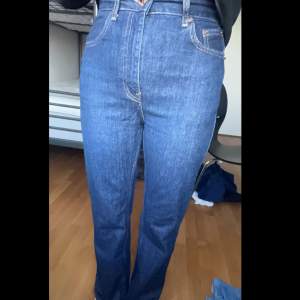  Ett par jättesnygga mörkblåa jeans lite baggy men tro mig de ser inte ut som på bilden är det storlek 36 köpta för 430kr säljs för 200kr och kommer inte till någon användning längre hoppas någon blir intresserad och vill köpa