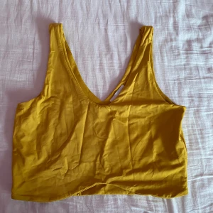 Topp - Oanvänd gul topp från Lene orvik storlek L ☺️