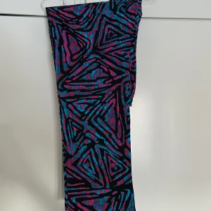 Nike SB byxor - Skatebyxor i storlek L. Köpte in för några år sen men kom aldrig till användning därav lappen sitter kvar.  500kr men tar emot bud.