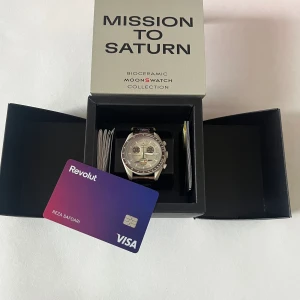 Omega x Swatch ’Mission to The Saturn’  - Brand New med tags, kvitto och garanti. Bid: 3499kr, Bin: 3999kr. Finns i Lund/Malmö för meetup. Kan fraktas!   