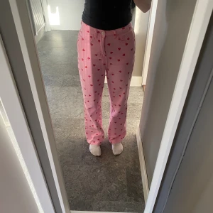Jeans  - Jätte fina hjärt jeans från shein❤️, de står att de är storlek 36 men sitter som en 34🥰 