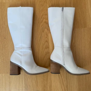 Klackar / stövletter från Steve madden - Skor med högt skaft och klack, storlek 39/40. Märket är Steve madden. Fint skick.