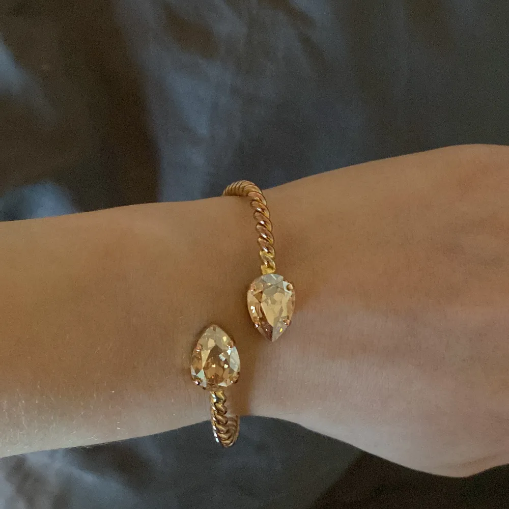 Säljer mitt superfina mini drop bracelet från Caroline svedbom i färgen Golden shadow. Jätte bra skick förutom lite missfärgat underifrån men inget som syns när man har på sig det. Nypris:795 Kan även tänka mig att byta mot ett likadant i blå. Accessoarer.