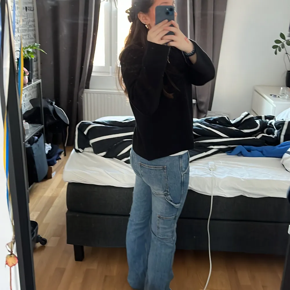 Ett helt nytt par lågmidjade brandy Melville jeans som aldrig används och som jag då råka slänga så gick inte att lämna tillbaka, köpt för 500 men säljer för 250kr❤️. Jeans & Byxor.