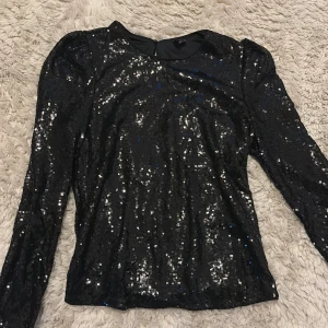 Glitter tröja - Jätte fin glittrig tröja som bara är använd 2 gånger🩷 priset kan diskuteras 