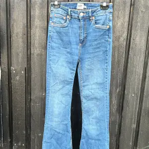 Säljer dessa blåa jeans från lager 157. Byxorna är använda fåtal gånger och är i mycket bra skick. Köpte byxorna för 300kr och säljer de för 90kr
