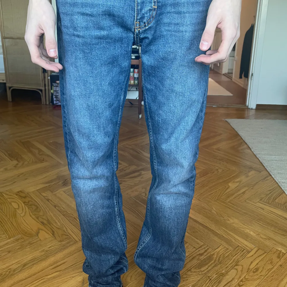 Säljer ett par riktigt snygga jeans från J Lindberg i storlek 29/32. Dem är slimmade i en mörkblå färg. Inga defekter utan ser helt oanvänd ut👌. Nypris 1500kr. Jeans & Byxor.