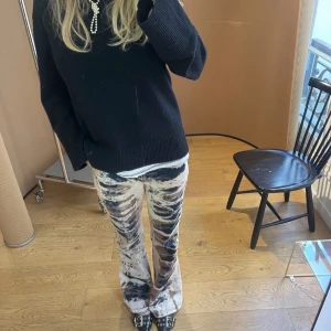 Ascoola jeans!!! - Skit snygga jeans köpts här på Plick (lånade bilder) sitter jätte snyggt, är low waist och har flare där nere. Perfekt om man ska gå ut men också skit snygga till en plain tröja och smycken! 