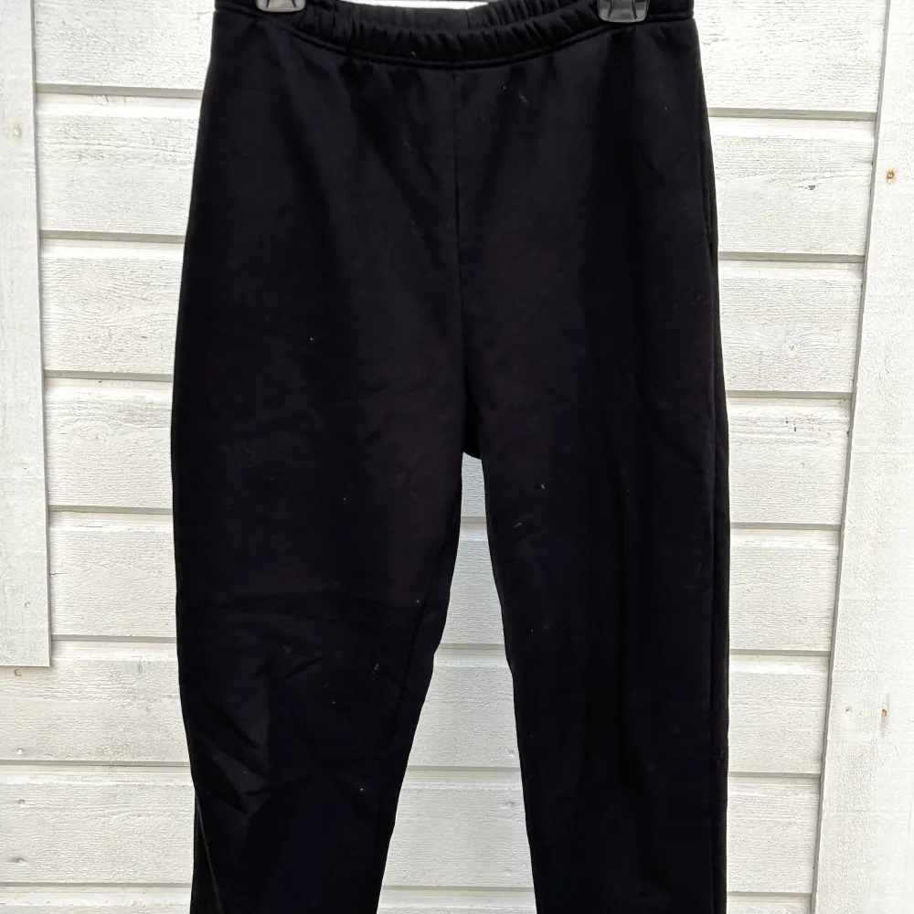 Dessa svarta mjukisbyxor är ifrån Gina Tricot och är i mycket bra skick. Köpte byxorna för 299kr och säljer de för 100kr . Jeans & Byxor.