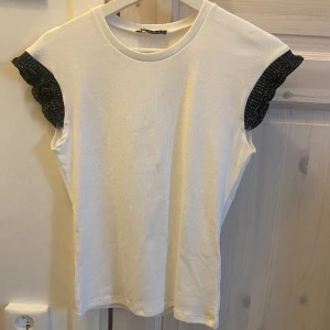 Tröja - Fin tröja från zara med glittriga detaljer på armarna✨