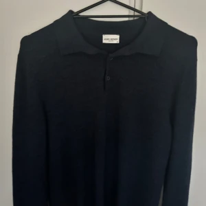 John Henric tröja - John Henric rugby tröja i väldigt bra skick 10/10 aldrig använd. Materialet är merinoull. Ny pris är 1200kr mitt pris 600kr för mer information kom pm mvh Nils 