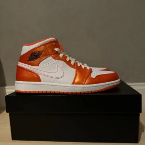Jordan 1 Mid Electro Orange - Storlek: 42  Cond: DSWT  Dm för fler bilder