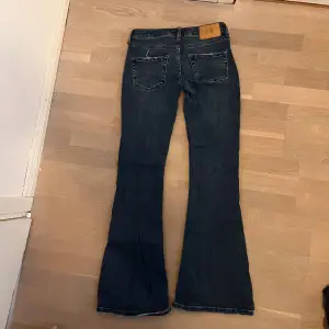 Lågmidjade bootcut jeans ifrån Urban outfitters, köpte för 2 år sedan men sparsamt använda💘💋 Dem är lite för små för mig men är stretchiga, skriv för mått m.m