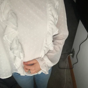 Vit blus - Användes inte längre pågrund av att den är för lite. I bra skick fats använd. Nypris på blusen 250 kr. Pris går att diskutera💕