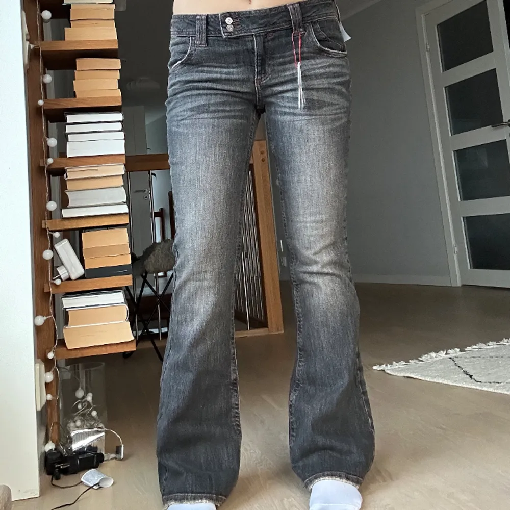 Skit snygga jeans från Urban outfitters, helt nya med prislapp, storlek 29/32. Midjemått 40, innerbenslängd 78. Jeans & Byxor.