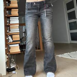 Skit snygga jeans från Urban outfitters, helt nya med prislapp, storlek 29/32. Midjemått 40, innerbenslängd 78