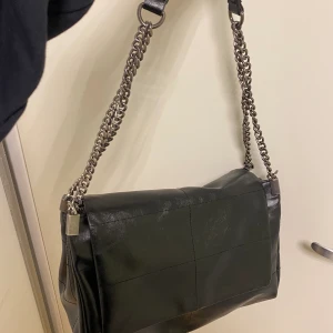 Zara väska💕 - Säljer denna fina väskan då den inte kommer till användning längre💕 den är rymlig och funkar därför toppen till skolan! Nyskick