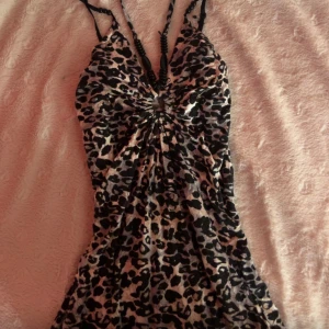 Linne med leopardmönster. - S-L, stretchigt material