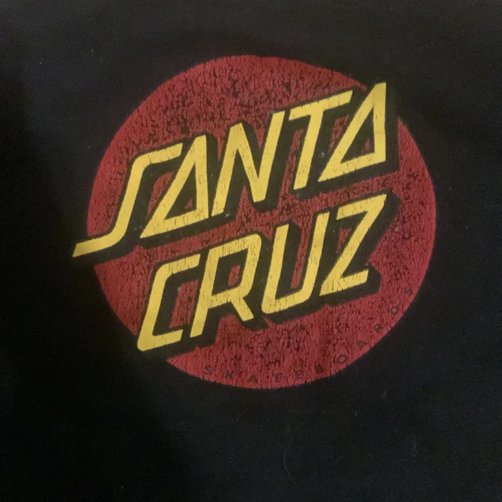 Säljer denna santa Cruz tröja i helt okej skick. Den är lite sliten på loggan men annars är den i väldigt bra skick. . Hoodies.