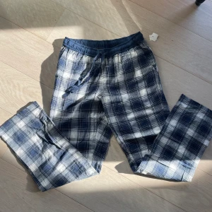 Rutiga pyjamasbyxor  - Oanvända pyjamasbyxor med lappen kvar