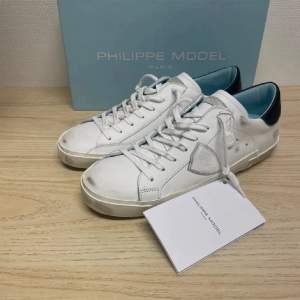 Säljer dessa vita Philippe modell skor i 41-42 | Skick 9/10 | Nypris 3700, vårt pris 2200 | Og box och dustbag följer med | Ej byten | Skriv för fler frågor eller funderingar