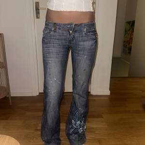 Säljer nu mina absolut coolaste lågmidjade jeans med så fina detaljer! Knappen har gått av (se bild 3) men går lätt att sy på ny.  LÄS BIO!!!