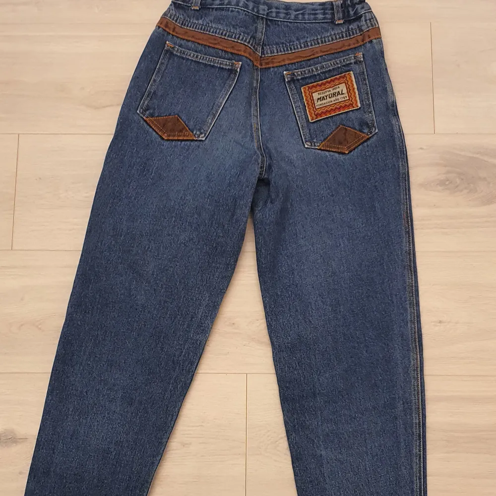 Supercoola jeans som ej passade mig tyvärr 😢  Denim och ingen stretch  Står stl M men mer S Midja 34 cm mätt rakt över Gren 28 cm Innerbenlängd 73 cm. Jeans & Byxor.