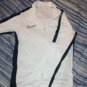 Nike tröja - Fet nike tröja top skick aldrig använd eftersom att den inte passade mig i storlek small herr kan även passa medium hör av er om ni har några frågor.