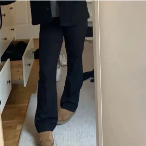 Bikbok kostymbyxor  - Säljer mina bikbok kostymbyxor i svart. Innerbenslängd: 73cm Midja: 37x2🤍