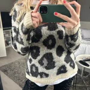 Så fin stickad leopard tröja! Passar till nästan allt🐆🐆🐆