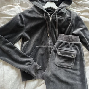 mörk grått juicy sätt  - fint juicy sätt i mörkgrå, knappt använt 💓kan sälja delarna enskilt också