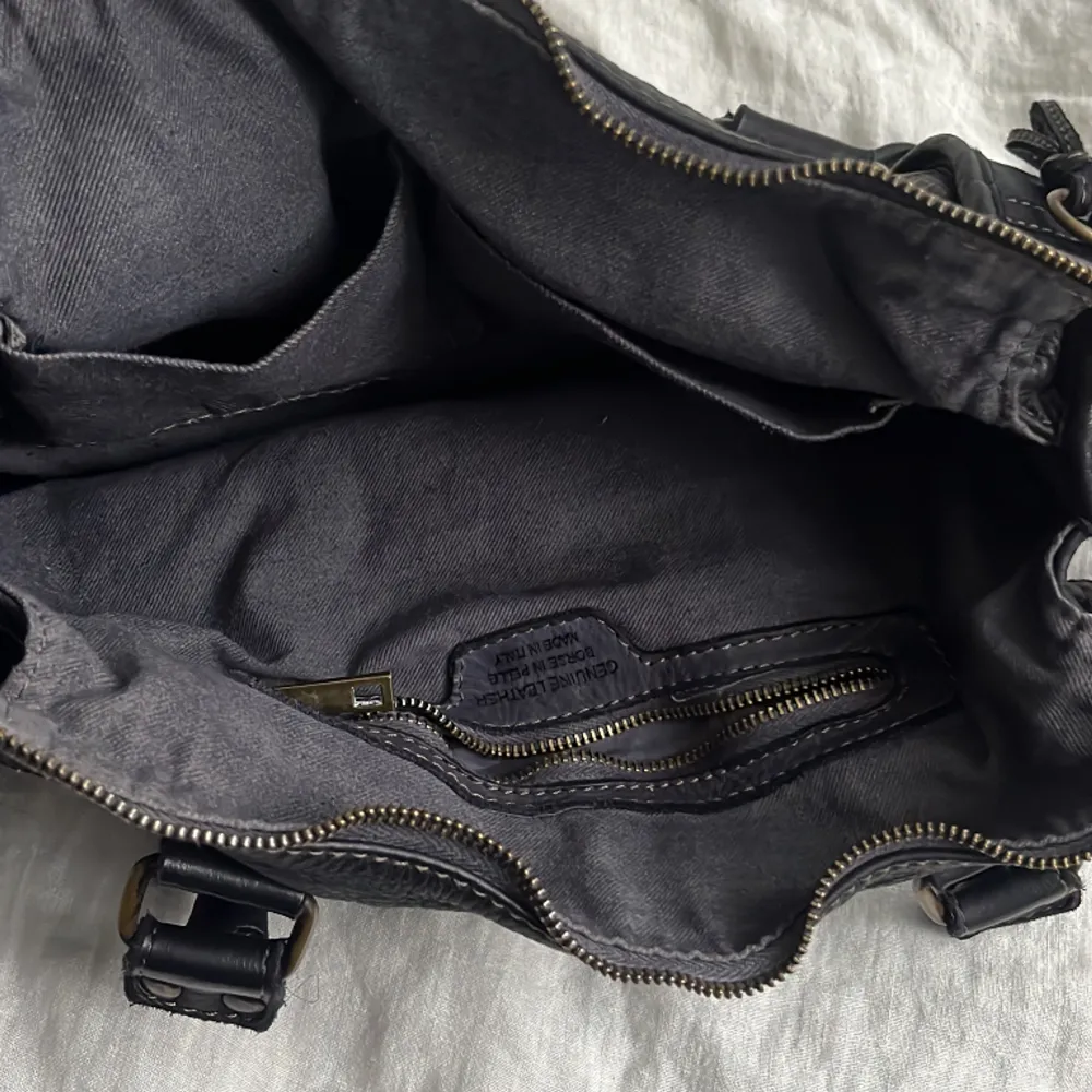 Balenciaga liknande väska som är supersnygg och enkel att använda då den både har korta och långa handtag, äkta läder, stor modell! (Orginalpris 5000kr). Väskor.