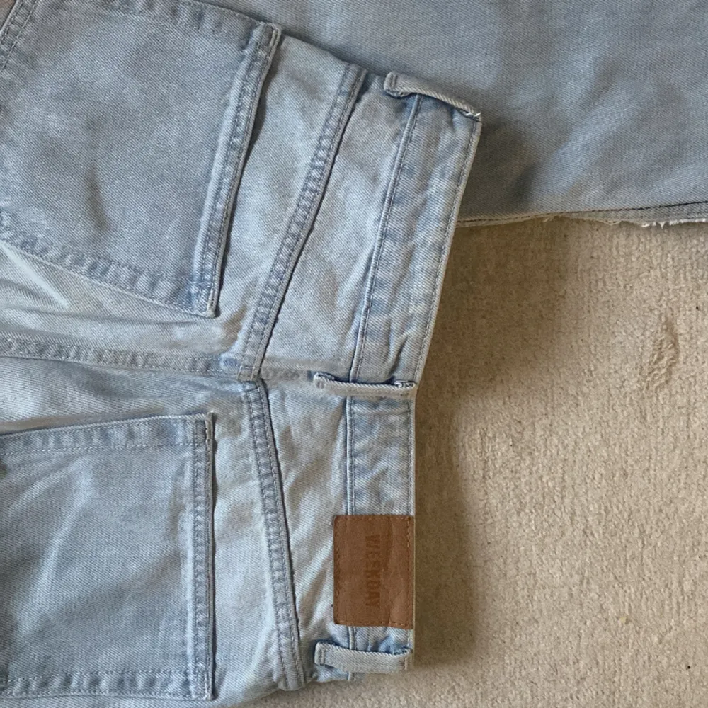 Snygga visa jeans med slits från weekday i modellen rowe🩵. Jeans & Byxor.