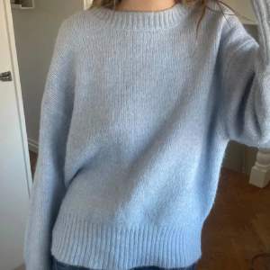 Säljer denna jättefina stickad tröjan från zara som är jättefin nu till hösten och vintern!!💓💓 Nästan aldrig använd!💓💓 LÅNAD BILD!! Fråga om du vill ha egen så fixar jag!!💓💓