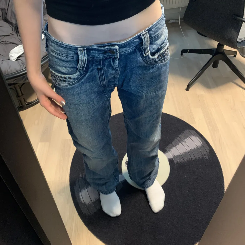 Jeans från Diesel med coola detaljer på fickorna🎀 Storlek 31/32! Svarar gärna på frågor om mått, prisförslag osv❤️. Jeans & Byxor.