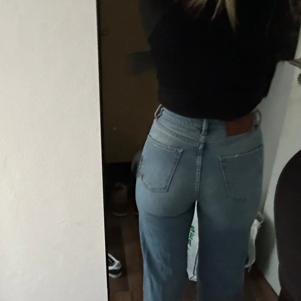 Långa högmidjade jeans, storlek 36 och är i bra skick. Kommer inte till användning så där av att jag säljer. . Jeans & Byxor.