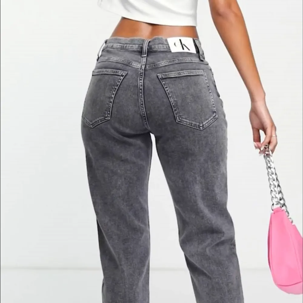 Skitsnygga lågmidjade Momjeans i rak form passar nån mellan xs/s tighta vid rumpa och raka nertill. Jeans & Byxor.