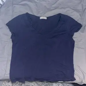 Säljer en marinblå tröja från Lindex,Storlek S, är använd men är i jättebra skick. Pris går att diskutera 