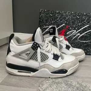 Säljer nu mina Jordan 4 military black str 41. De är schysst skick på skorna 8-10 dom är lite skadade på den svarta detaljen som man kan se på första bilden.  (Köparen står för frakten) Byten funkar också!