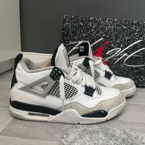 Jordan 4 retro military black - Säljer nu mina Jordan 4 military black str 41. De är schysst skick på skorna 8-10 dom är lite skadade på den svarta detaljen som man kan se på första bilden.  (Köparen står för frakten) Byten funkar också!